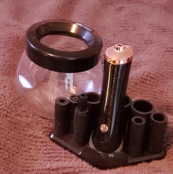 Makeup brush cleaner - Picture 1 of 3